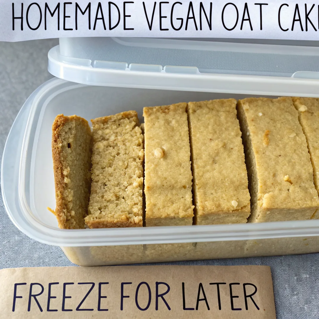 Recipe Vegan Oat Cake storage in an airtight container for freshness